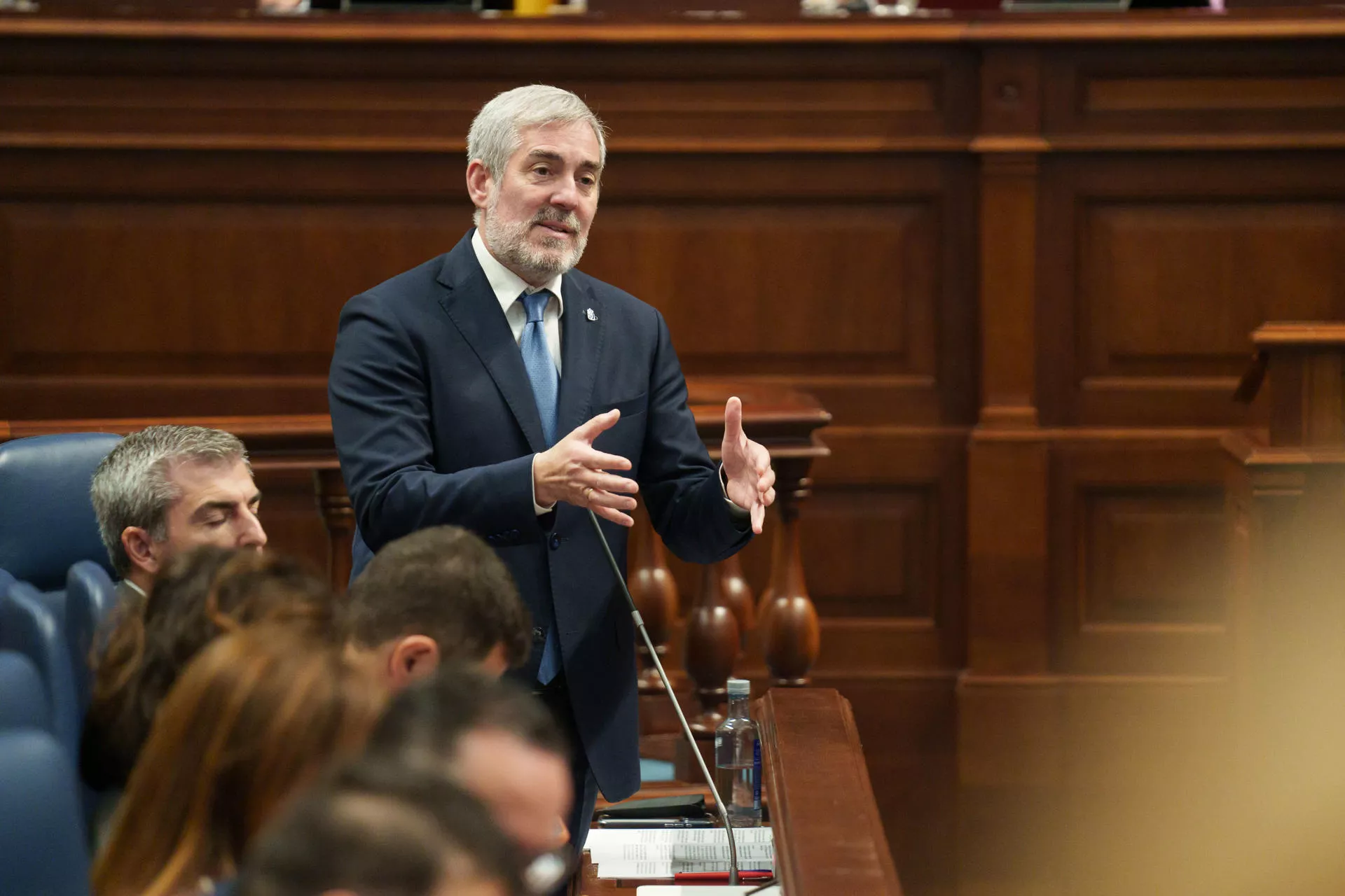 El presidente de Canarias, Fernando Clavijo, durante el pleno del Parlamento canario. / EFE - RAMÓN DE LA ROCHA