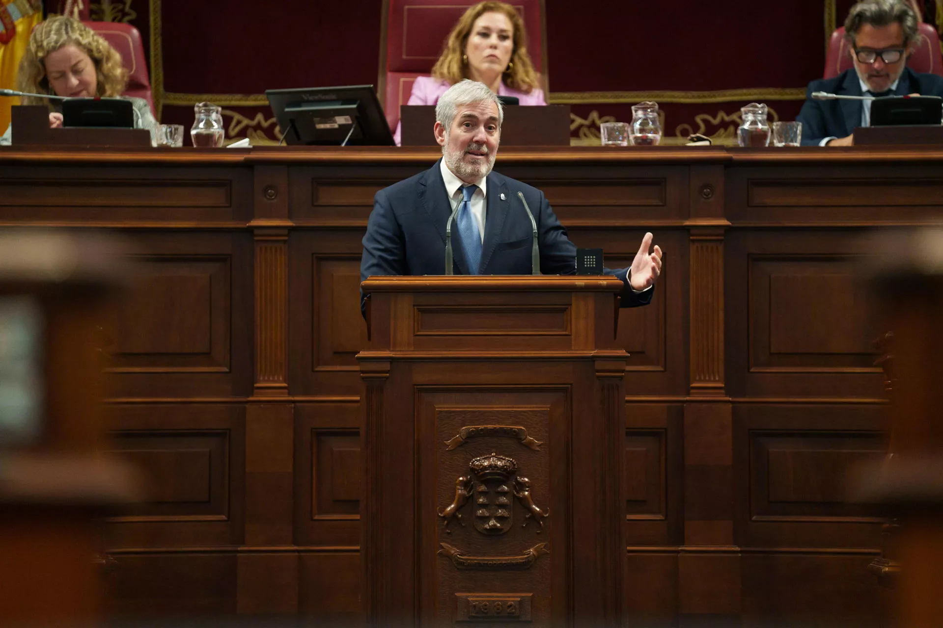 El presidente de Canarias, Fernando Clavijo, durante el pleno del Parlamento de Canarias. / EFE - RAMÓN DE LA ROCHA