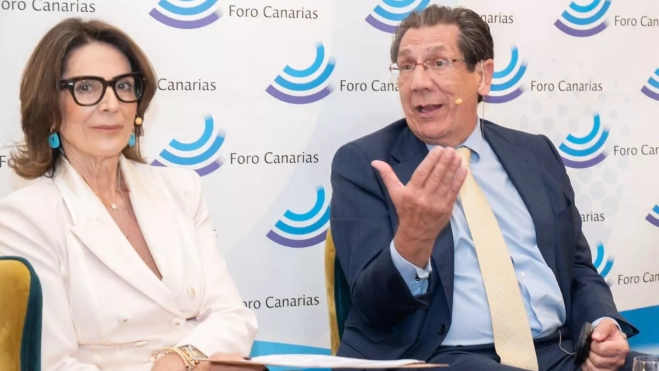 Carla Bellini y Enrique Arnaldo, en otro momento del acto. / AH