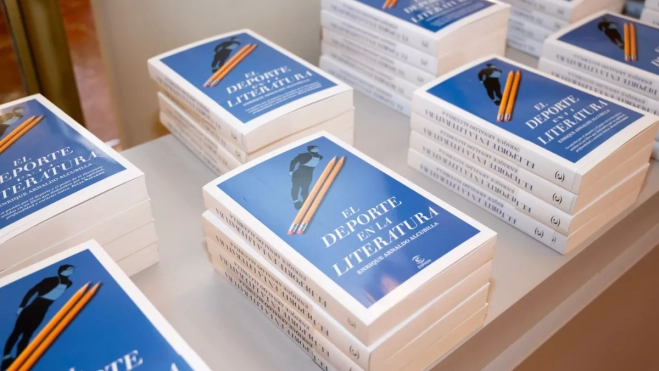 Ejemplares de 'El deporte en la literatura', del magistrado Enrique Arnaldo. / AH