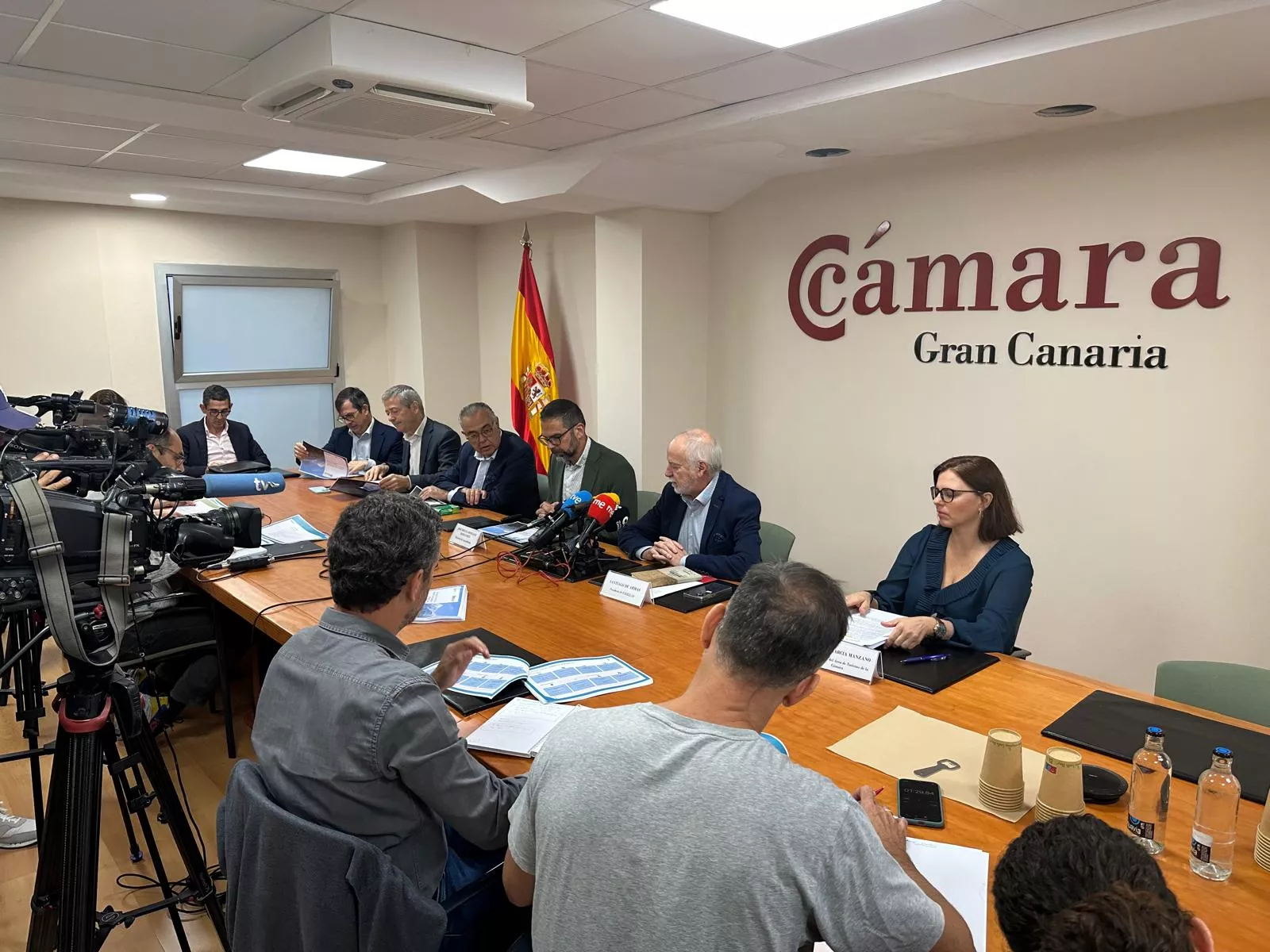 Representantes de EXCELCAN y de la Cámara de Comercio de Gran Canaria presentan el Informe de Coyuntura Turística 2025 en la sede cameral de Las Palmas de Gran Canaria.