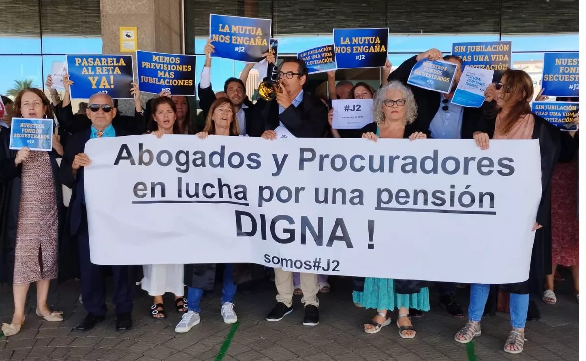 Una de las concentraciones realizadas en los juzgados de Las Palmas de Gran Canaria para exigir pensiones dignas. / ARCHIVO
