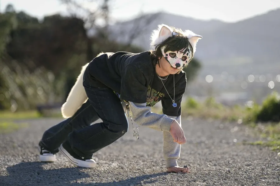 Fin -nombre ficticio-, un joven de 17 años de Sant Feliu de Llobregat (Barcelona), que se identifica con un lobo gris albino y que forma parte de la comunidad 'therian'. / ENRIC FONTCUBERTA-EFE