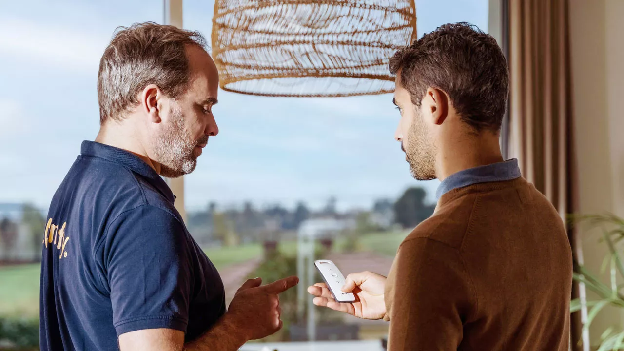 Técnico de Somfy explica el funcionamiento de un mando a distancia