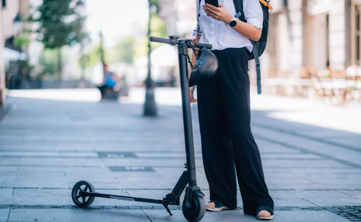 Imagen de una persona con un patinete eléctrico / CANVA