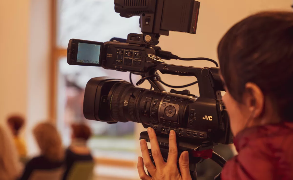 Imagen de una trabajadora del sector audiovisual / CANVA