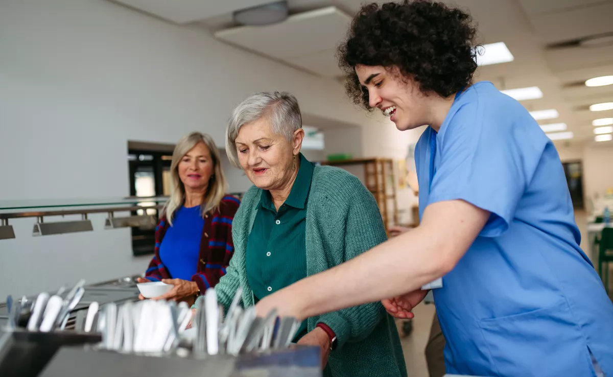 Imagen de unos usuarios del servicio de comedor en un centro / CANVA