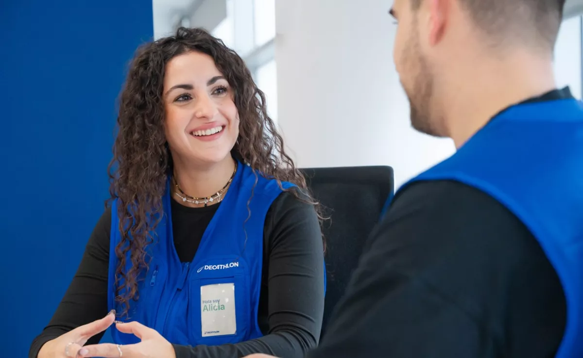 Imagen de unos trabajadores de Decathlon / DECATHLON