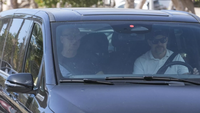En la imagen, el médico del rey de Noruega, Bjørn Bendz (i), a su llegada este miércoles al Hospital Universitario Hospiten Sur de Tenerife. / EFE - ALBERTO VALDÉS En la imagen, el médico del rey de Noruega, Bjørn Bendz (i), a su llegada este miércoles al Hospital Universitario Hospiten Sur de Tenerife. / EFE - ALBERTO VALDÉS