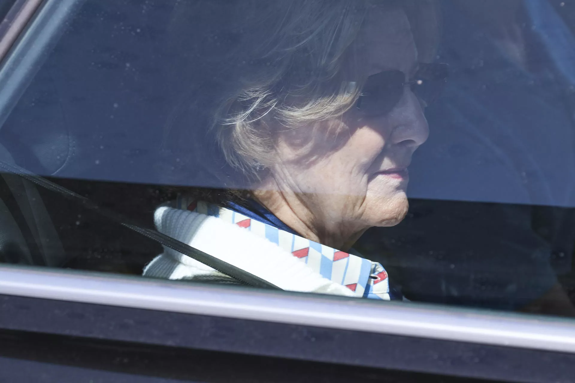 La reina Sonia ha visitado este miércoles a su marido, el rey Harald V de Noruega, en el centro hospitalario en el que se encuentra ingresado en el sur de Tenerife debido a un proceso infeccioso. EFE/Alberto Valdés