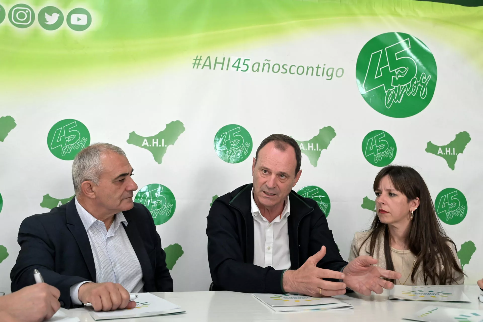 Los dirigentes de Primero Canarias, Óscar Hernández (c), y Valeria Guerra (d) se han reunido este miércoles con dirigentes de la Agrupación Herreña Independiente para tratar la Mesa de Unidad Canaria. EFE/ Gelmert Finol