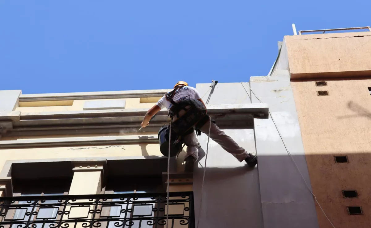 Un trabajador haciendo reparaciones en altura en Santa Cruz de Tenerife. / ATLÁNTICO HOY
