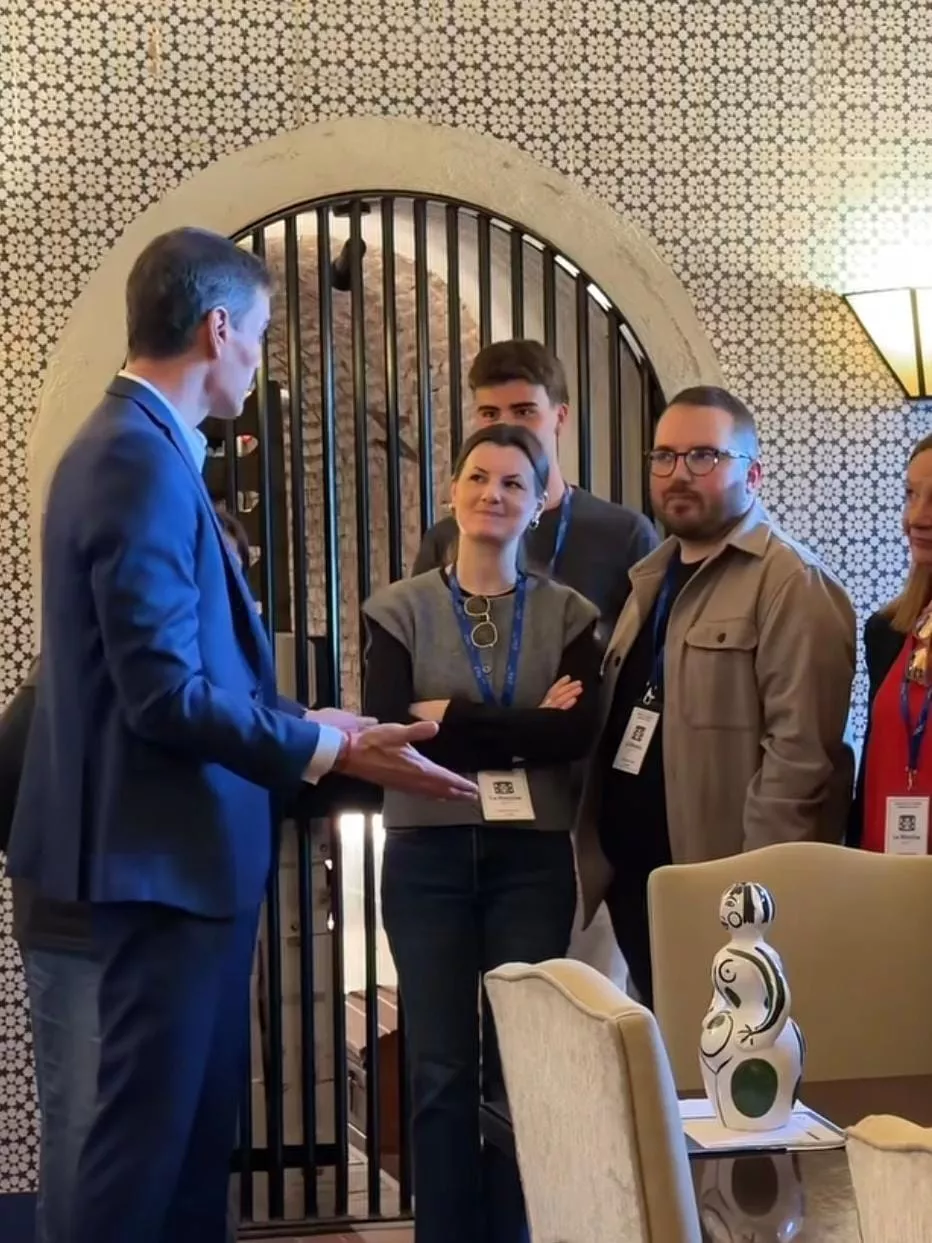 Pedro Sánchez muestra 'La Bodeguilla' y, en la mesa, se atisba una pieza cerámica de César Manrique./ MONCLOA Pedro Sánchez muestra 'La Bodeguilla' y, en la mesa, se atisba una pieza cerámica de César Manrique./ MONCLOA