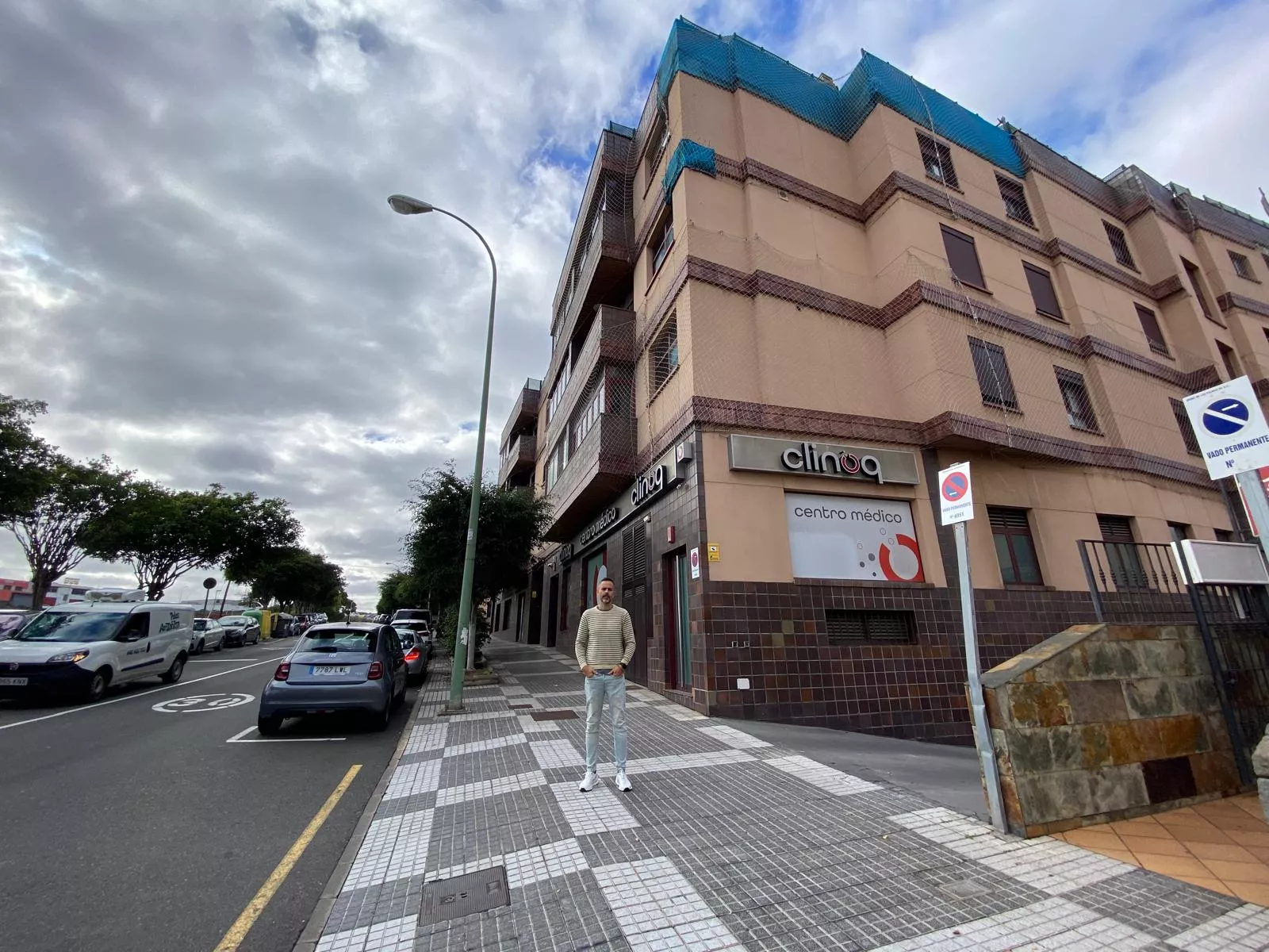 El presidente de la comunidad de Residencial La Cima, José de La Rosa, que ha denunciado al centro médico situado en los bajos del edificio. / AH