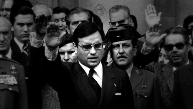 Martín Villa hace el saludo franquista en su etapa como gobernador civil de Barcelona. / PACO ELVIRA Martín Villa hace el saludo franquista en su etapa como gobernador civil de Barcelona. / PACO ELVIRA