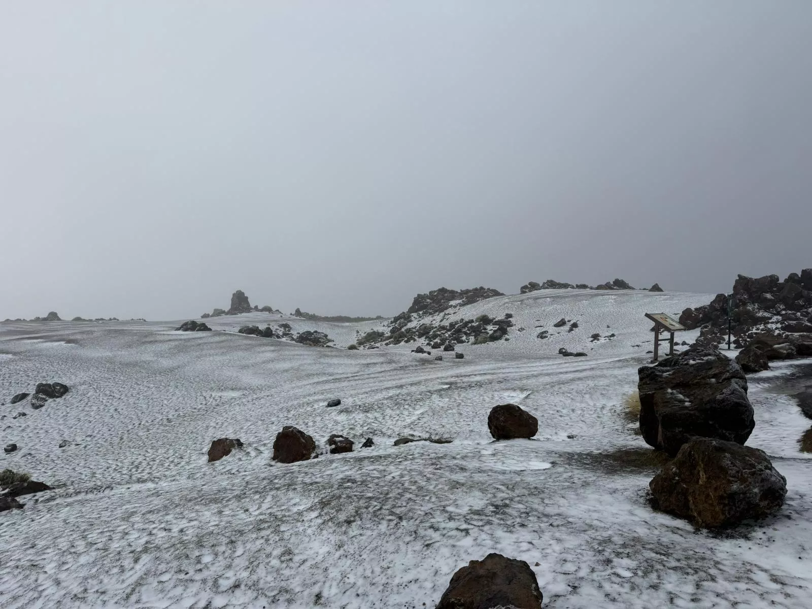 Tenerife cierra los accesos al Teide por nieve. / CABILDO DE TENERIFE