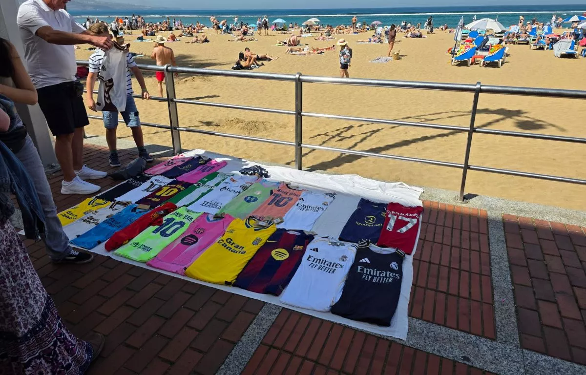 Venta de falsificaciones en la Playa de Las Canteras el pasado domingo, en Las Palmas de Gran Canaria. AH ALBERTO LEY