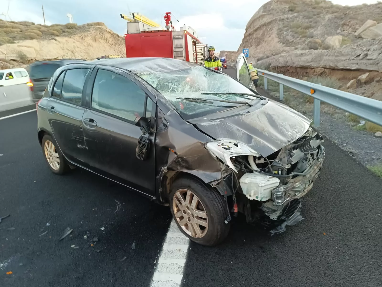 Accidente de tráfico en la TF 1. / BOMBEROS 