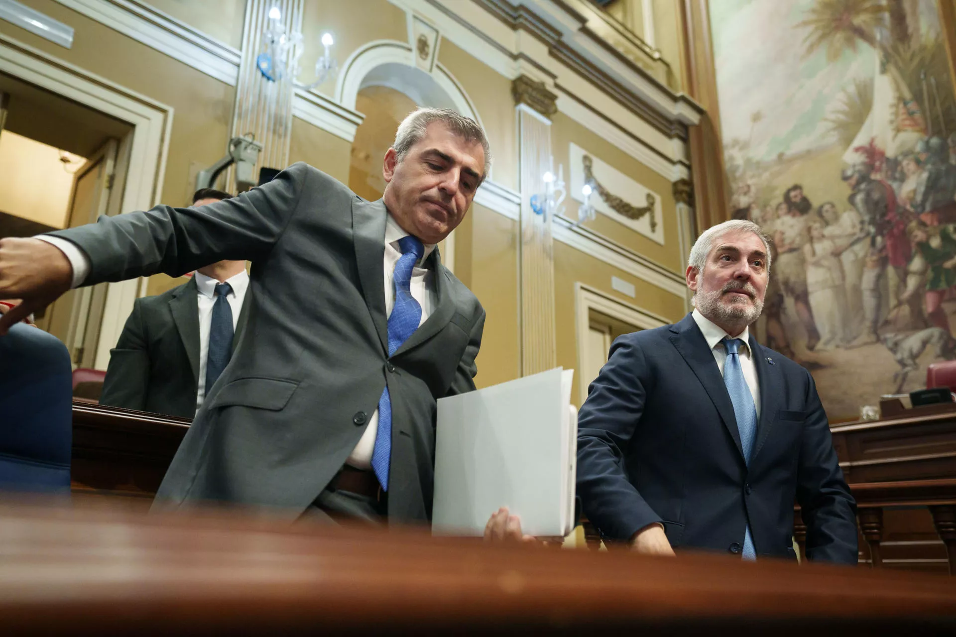 El vicepresidente del Gobierno de Canarias y consejero de Economía, Industria, Comercio y Autónomos, Manuel Domínguez (i), junto al presidente de Canarias, Fernando Clavijo (d). / RAMÓN DE LA ROCHA-EFE
