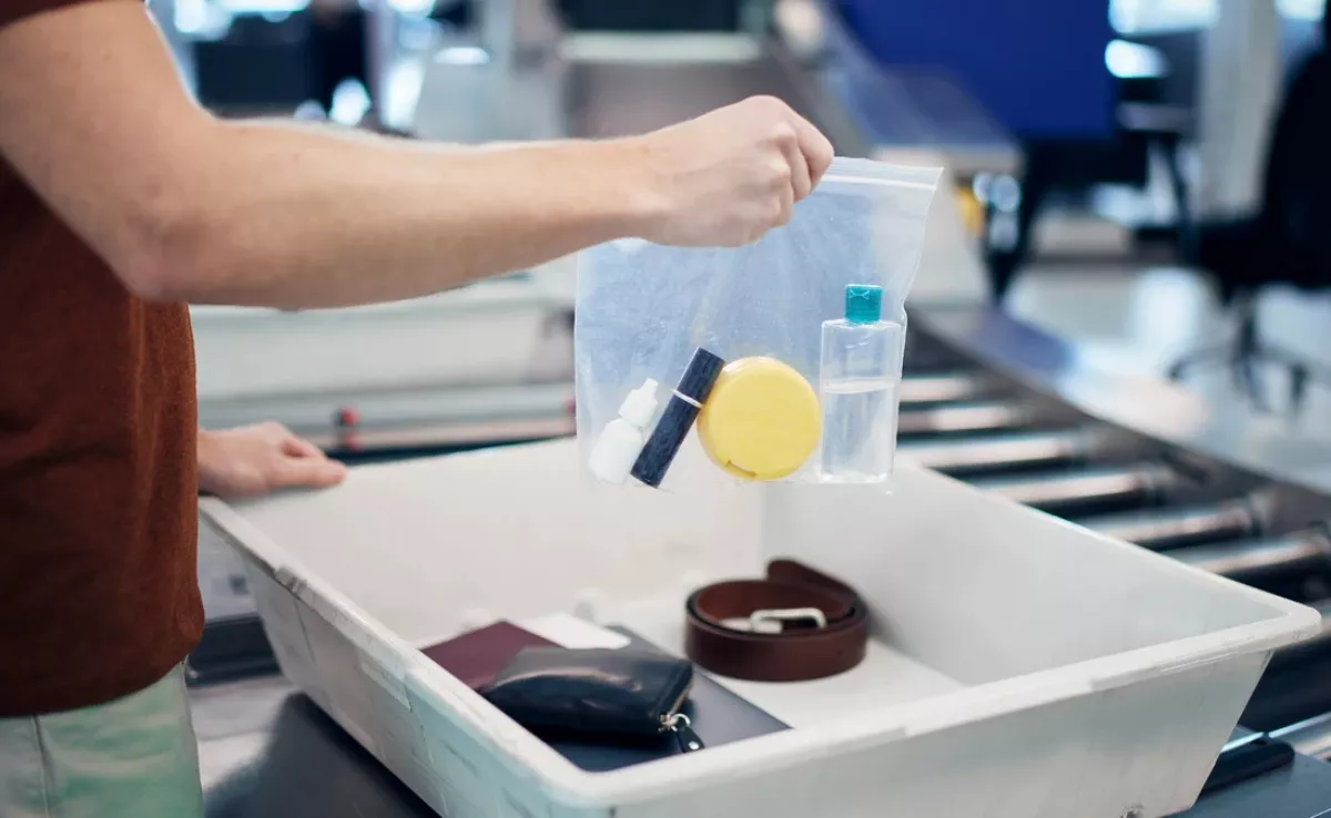 Control de pasajeros en un aeropuerto, en el que hay que sacar líquidos y dispositivos electrónicos./ ARCHIVO