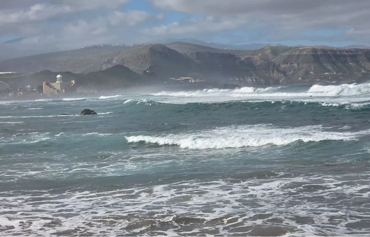 Oleaje en la playa de Las Canteras. ARCHIVO