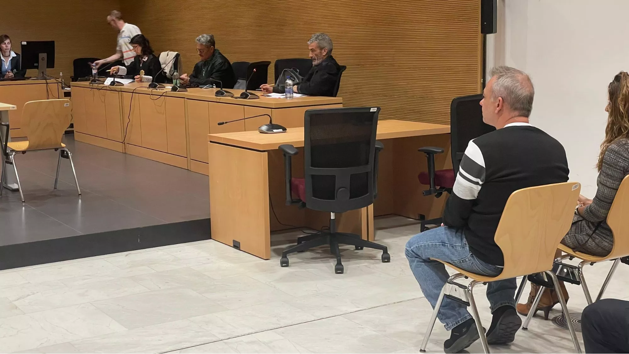 En la imagen, Tobias C.K. (d) escucha el veredicto, asistido por una intérprete. EFE/María Rodríguez