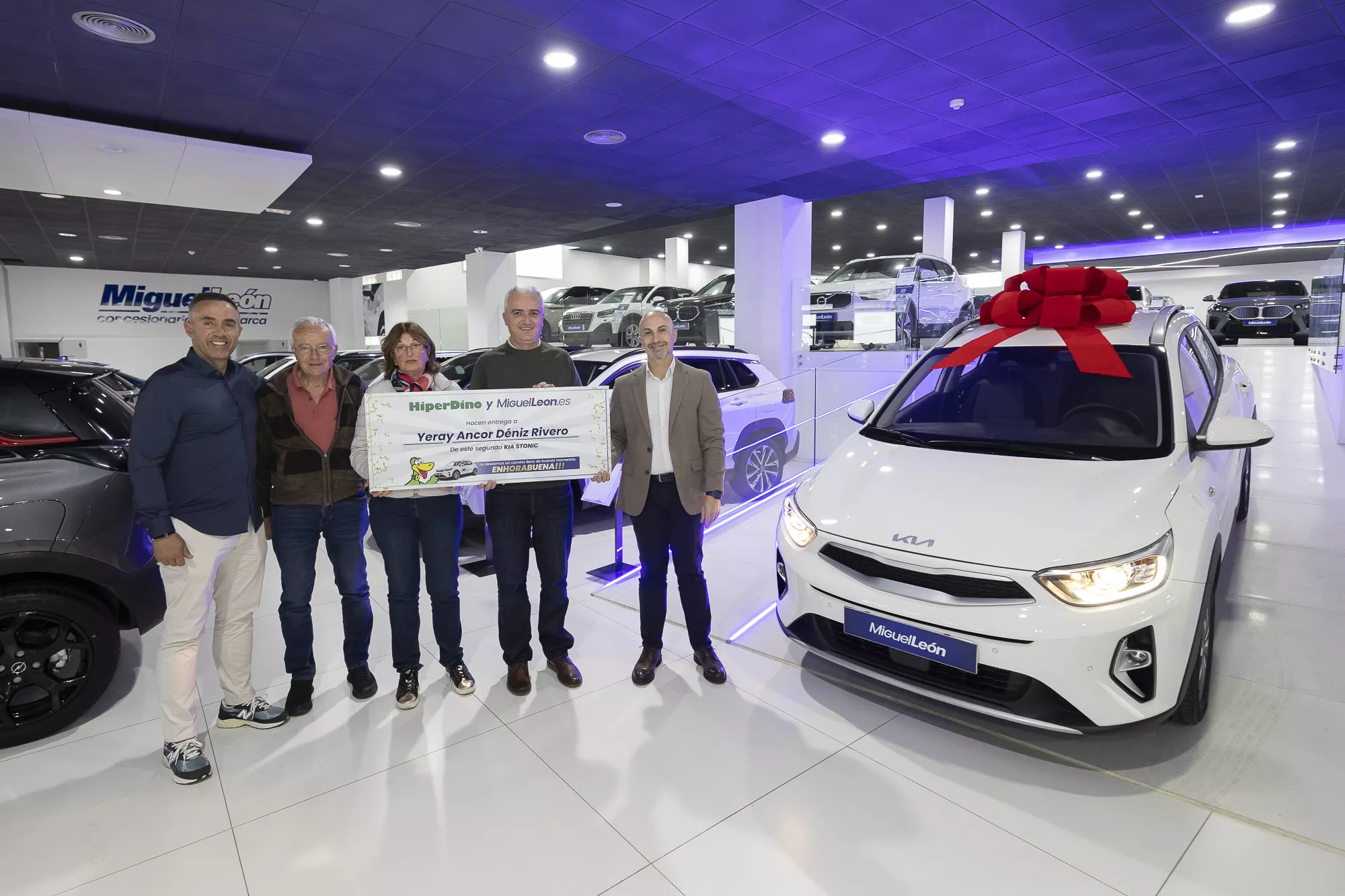 Entrega Vehículos Miguel León. / HIPERDINO