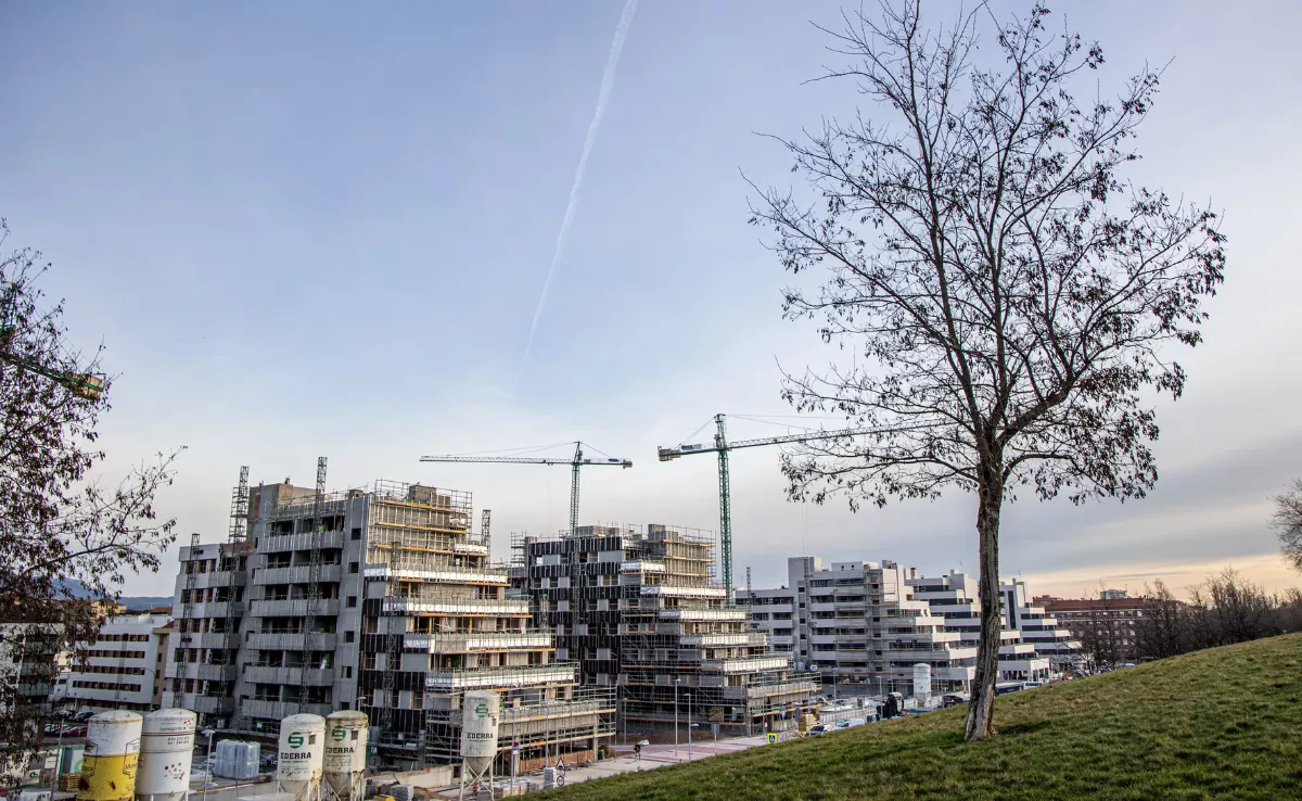 Imagen de unas viviendas en construcción / EFE