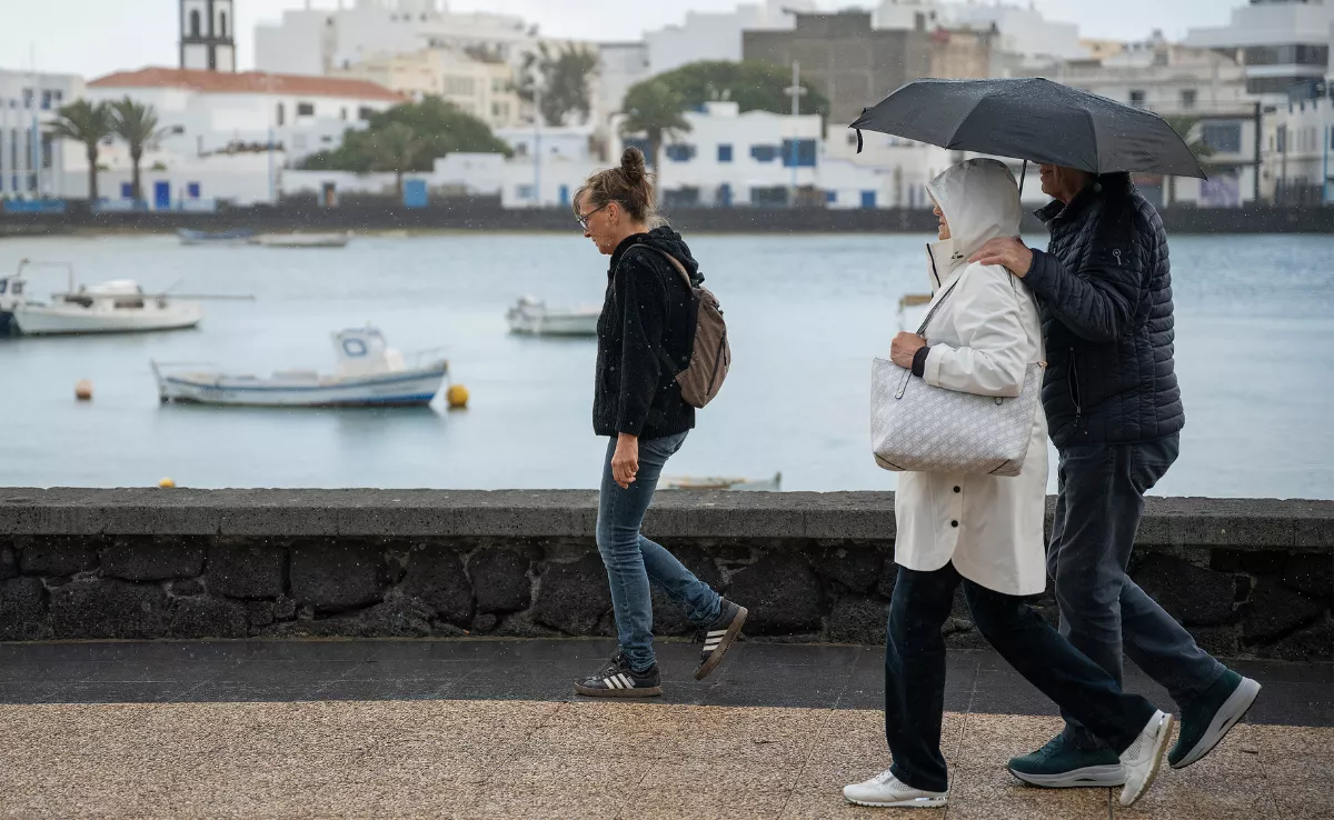 Viento y lluvia en Arrecife (Lanzarote) / EFE - ADRIEL PERDOMO