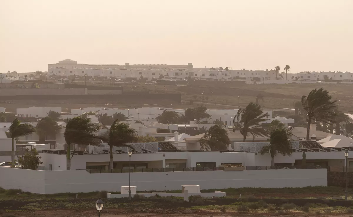 En la imagen, viento y calima en Playa Blanca (Lanzarote) / EFE - ADRIEL PERDOMO 