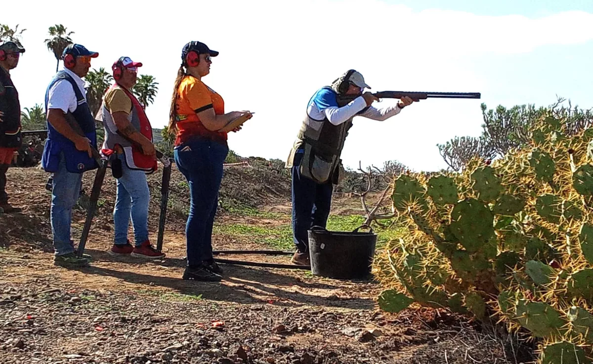 Un tirador de la Federación de Caza de Tenerife apunta con su arma en un torneo./ FCT