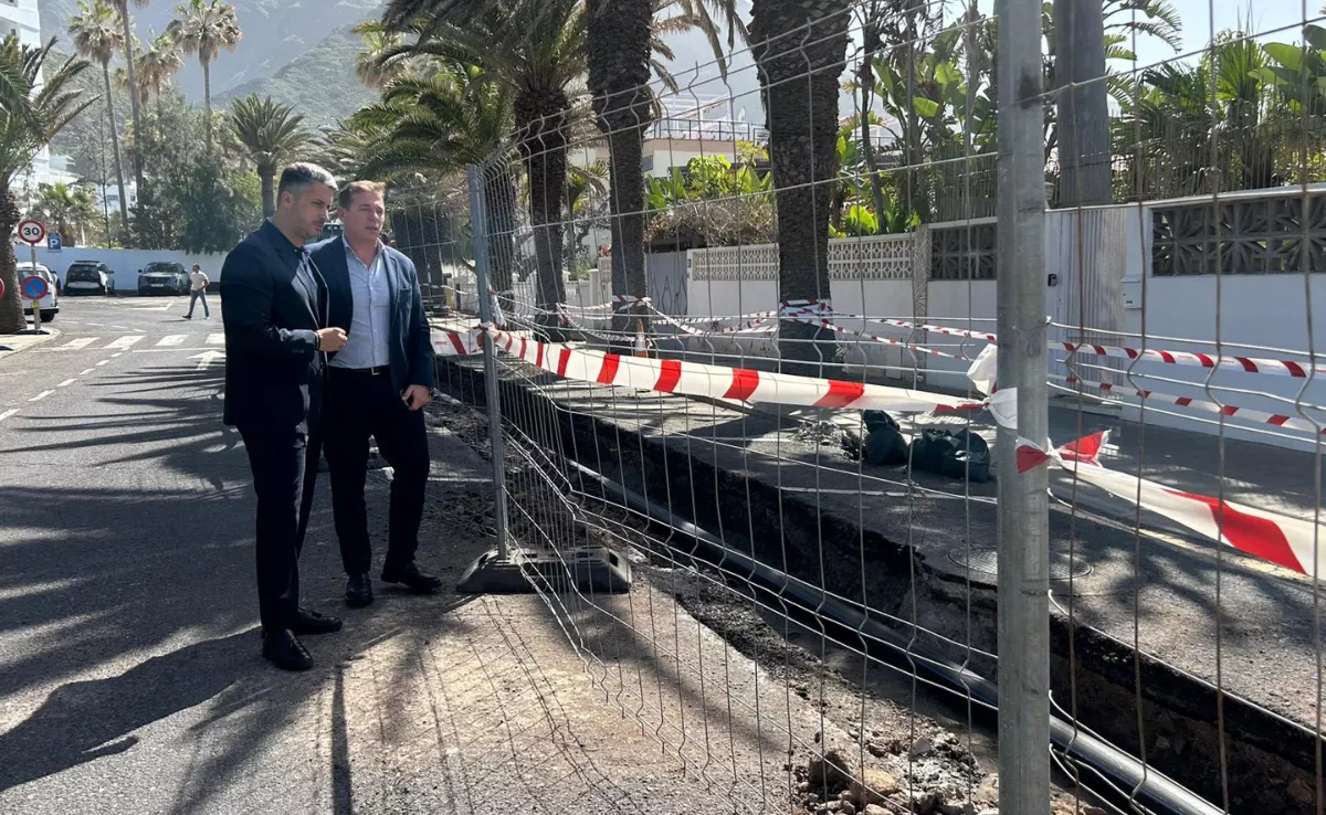 Visita del alcalde Luis Yeray Gutiérrez a las obras de la red de saneamiento de Punta del Hidalgo / AYUNTAMIENTO DE LA LAGUNA