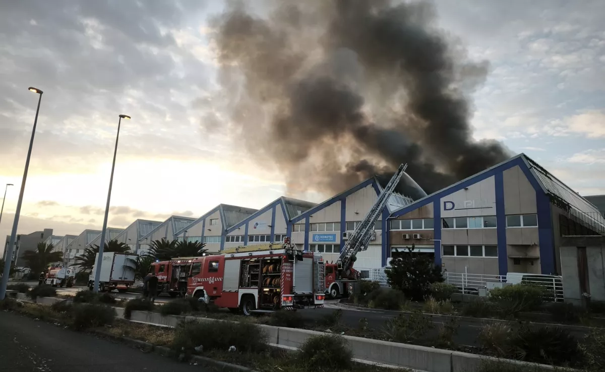 Los bomberos actuando en el incendio de una nave en el Polígono Industrial de Güímar / BOMBEROS DE TENERIFE