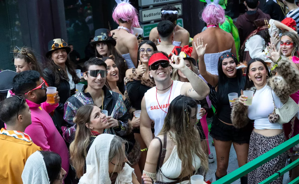 Quevedo, en su carroza, con sus amistades durante la Cabalgata del Carnaval de Las Palmas de Gran Canaria / EFE - QUIQUE CURBELO