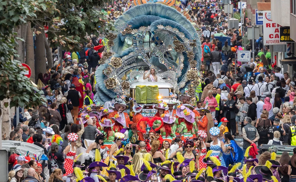 Miles de personas tomas las calles de Las Palmas de Gran Canaria en la Gran Cabalgata del Carnaval / EFE - QUIQUE CURBELO