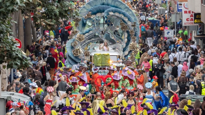 Miles de personas tomas las calles de Las Palmas de Gran Canaria en la Gran Cabalgata del Carnaval / EFE - QUIQUE CURBELO