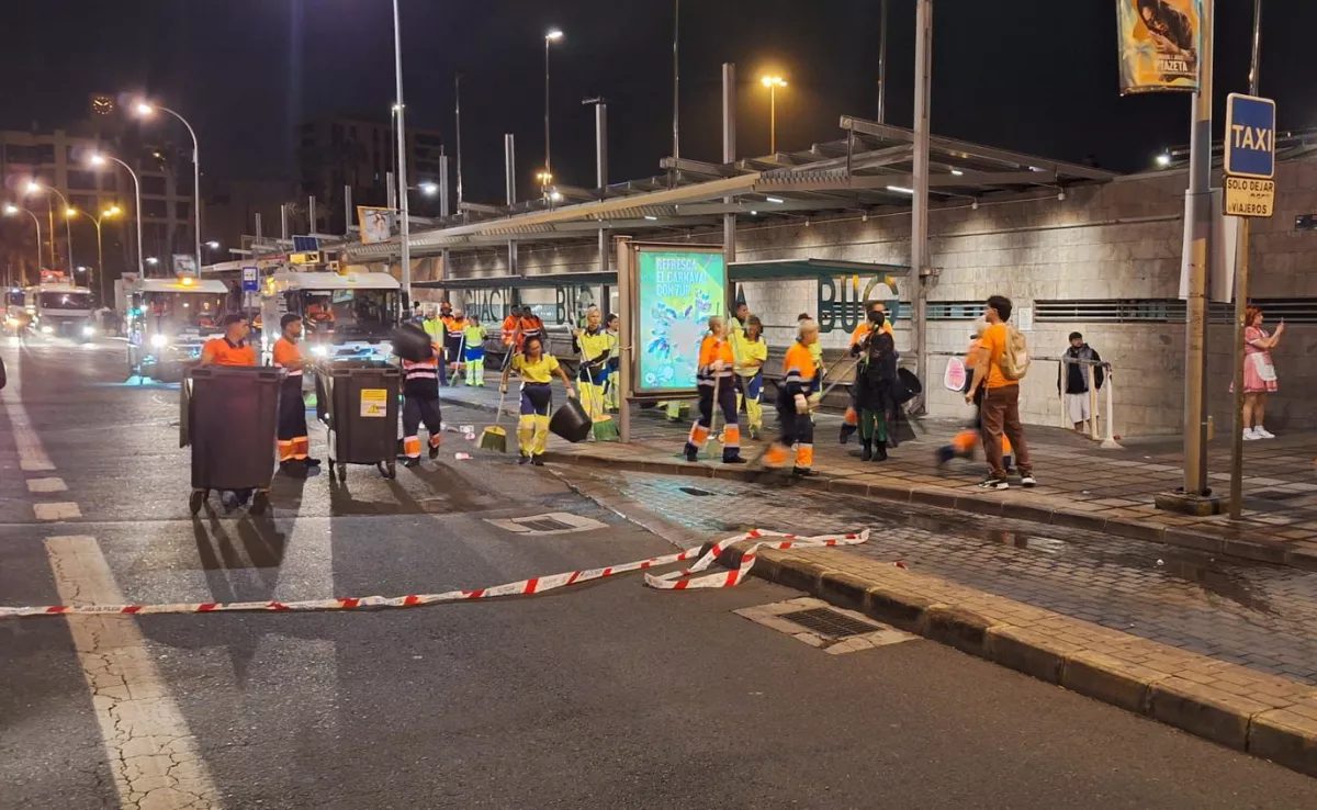 Casi 100 trabajadores trabajaron hasta las 04:00 horas para poder retirar todos los residuos / AYUNTAMIENTO DE LAS PALMAS DE GRAN CANARIA