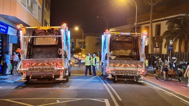 Una veintena de vehículos se encargaron de las labores de limpieza tras la Cabalgata de Las Palmas / AYUNTAMIENTO DE LAS PALMAS DE GRAN CANARIA