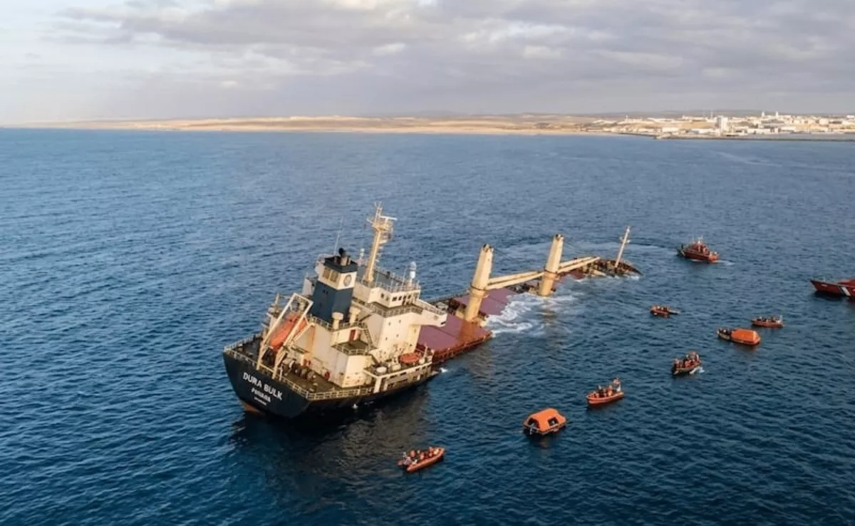El 'Dura Bulk' hundiéndose frente a las costas de El Aiún./ RRSS