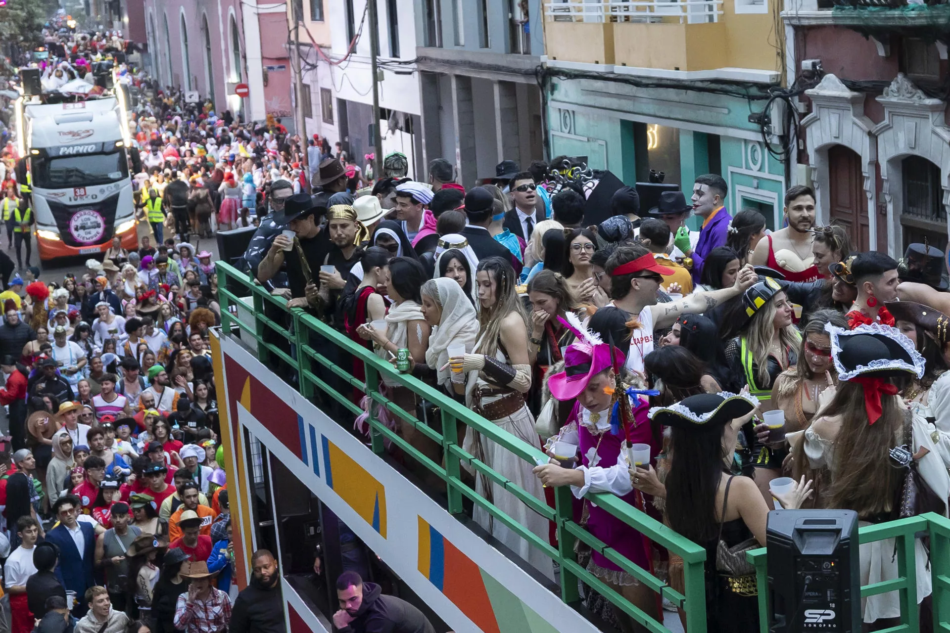 El cantante Quevedo (c, con gorra roja) participó este sábado en los carnavales de su ciudad, Las Palmas de Gran Canaria. / EFE - QUIQUE CURBELO