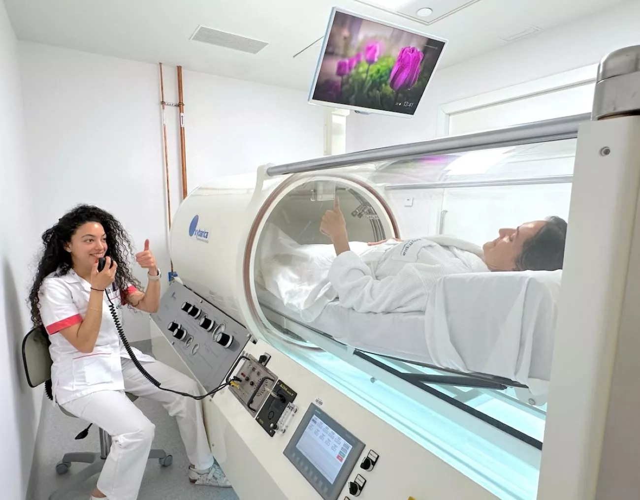 Una profesional monitorea una sesión de cámara hiperbárica / QUIRÓNSALUD