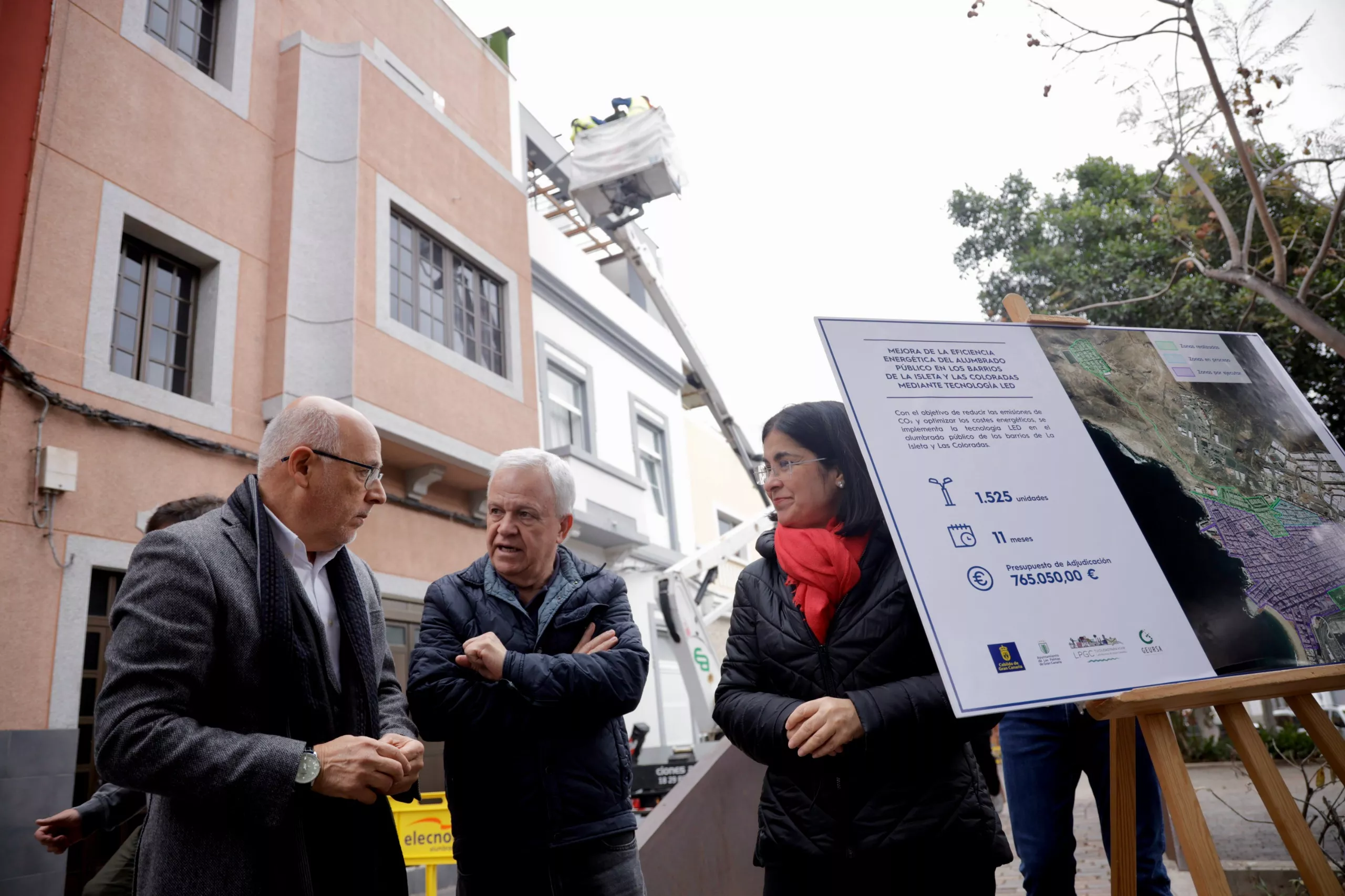 Proyecto de mejora de la eficiencia energética del alumbrado en La Isleta y Las Coloradas. En la imagen, Antonio Morales y Carolina Darias/ AYUNTAMIENTO DE LAS PALMAS DE GRAN CANARIA
