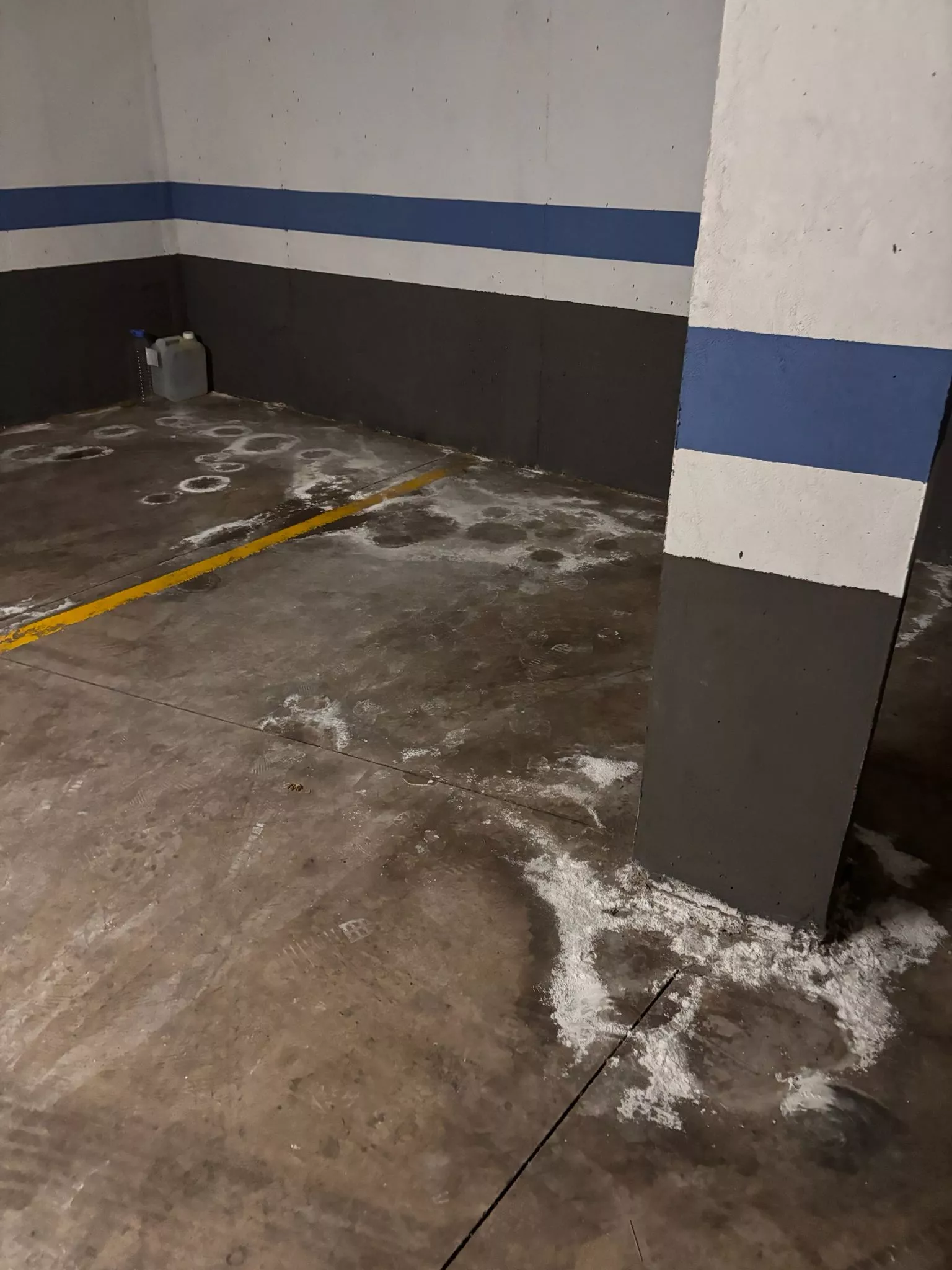 Humedades de aguas negras en los garajes de la calle Bambú, en La Camella (Arona)./ CEDIDA Humedades de aguas negras en los garajes de la calle Bambú, en La Camella (Arona)./ CEDIDA