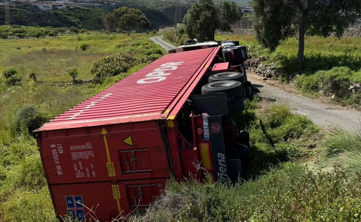 Camión volcado en la carretera GC-130, conocida como carretera de Los Picos, en el municipio de Telde. /AH