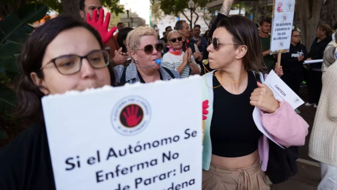 Manifestación de autónomos en Santa Cruz de Tenerife / EFE - RAMÓN DE LA ROCHA Manifestación de autónomos en Santa Cruz de Tenerife / EFE - RAMÓN DE LA ROCHA