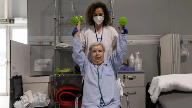 Imagen de archivo de una paciente en rehabilitación / EFE Imagen de archivo de una paciente en rehabilitación / EFE