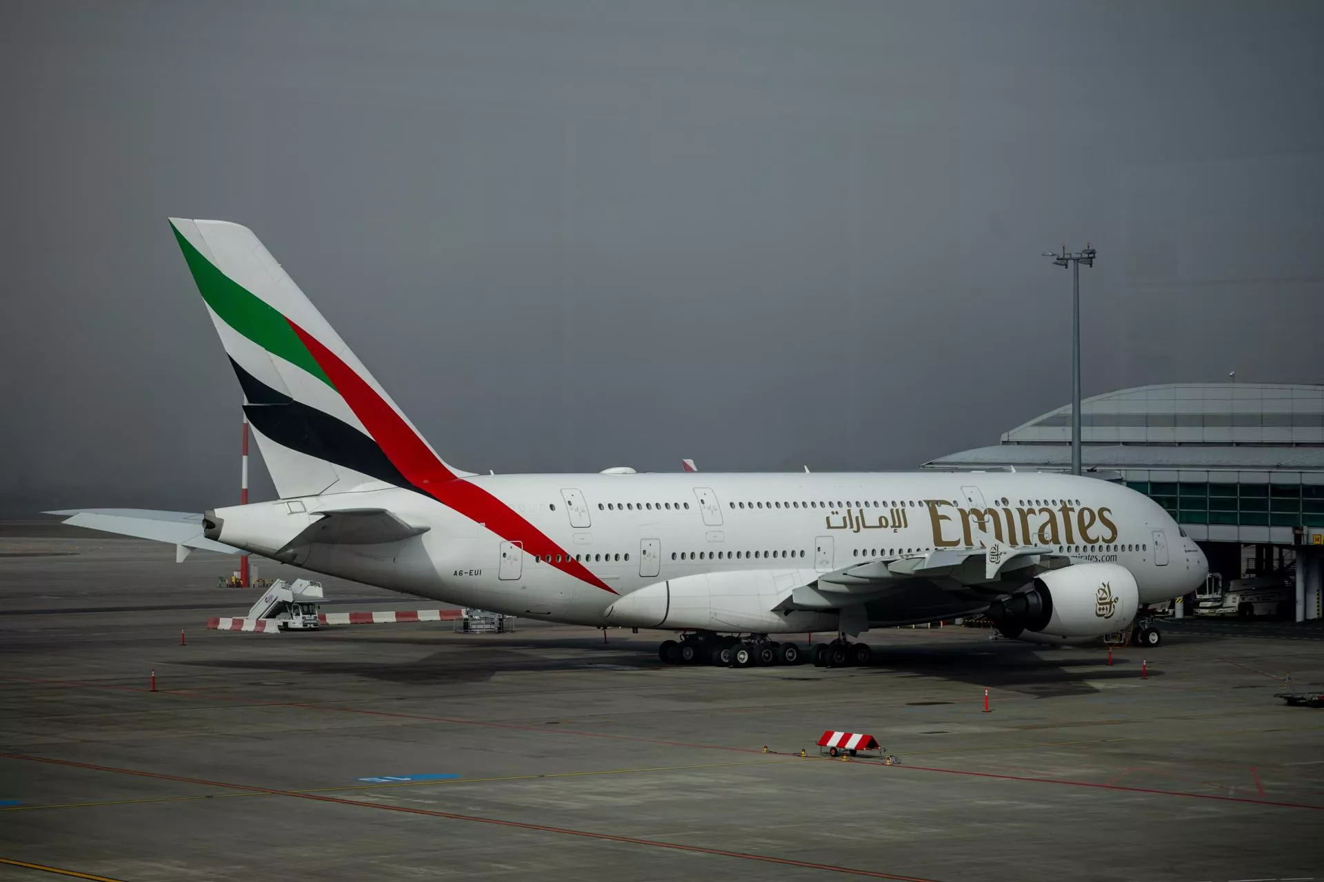 Un avión de Emirates en el aeropuerto de Praga, República Checa./ EFE/EPA/MARTIN DIVISEK