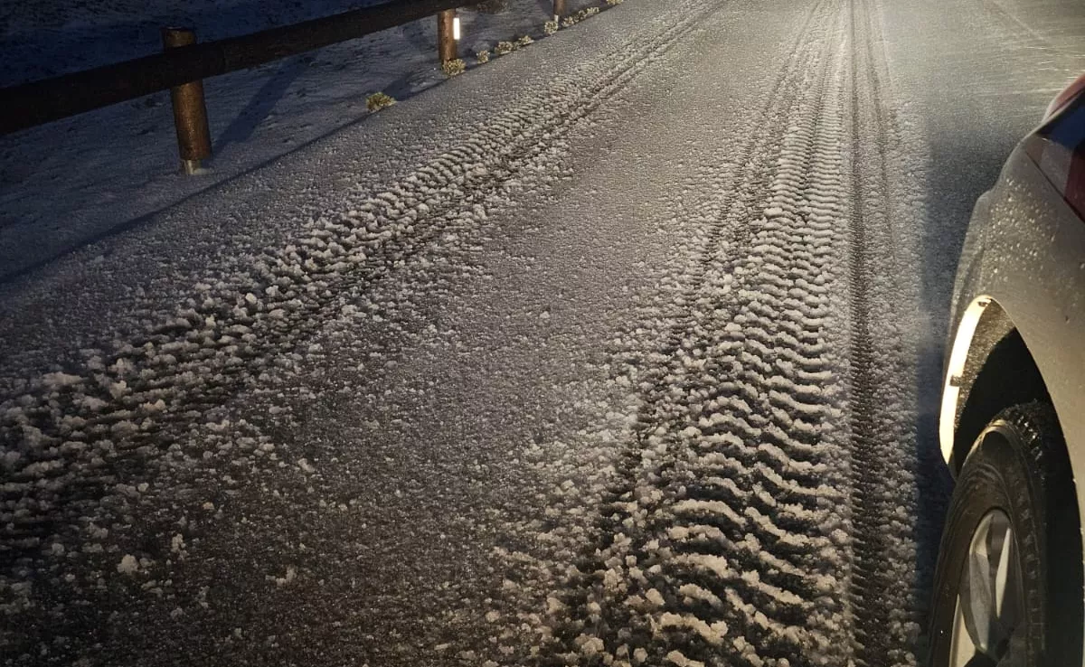Placas de hielo en la carretera de acceso al Teide / CABILDO DE TENERIFE