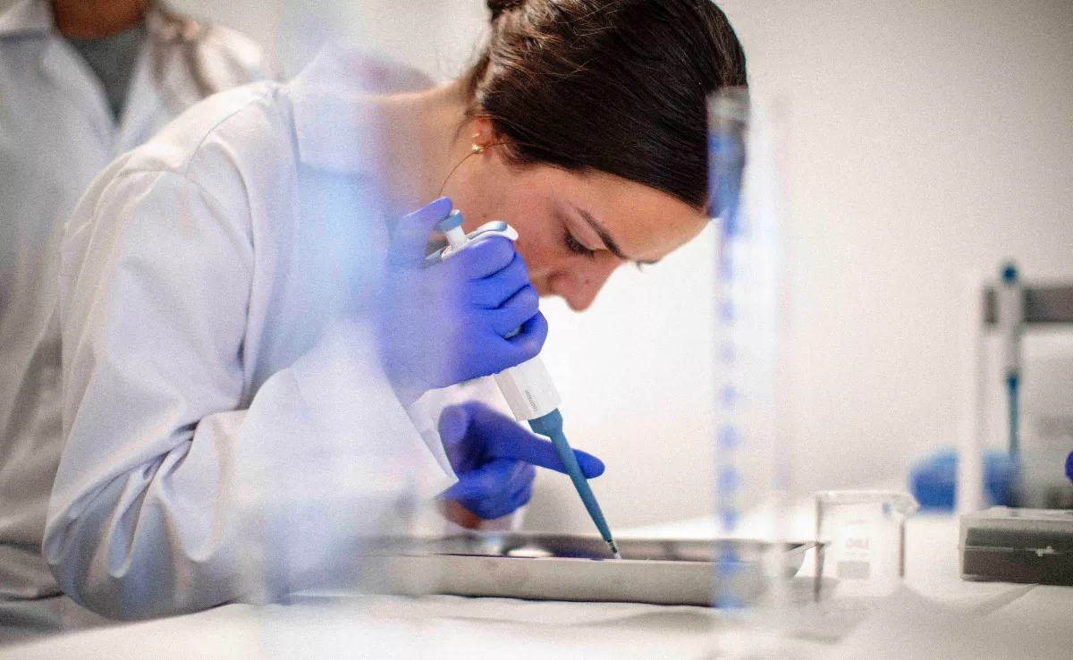 Imagen de una alumna del sector sanitario en prácticas / ILERNA