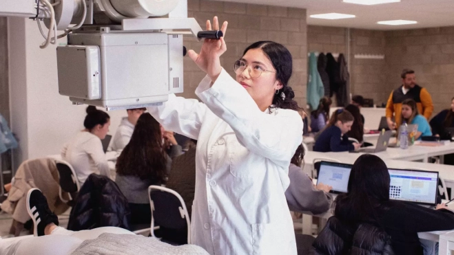 Imagen de una estudiante de FP sanitario en prácticas / ILERNA